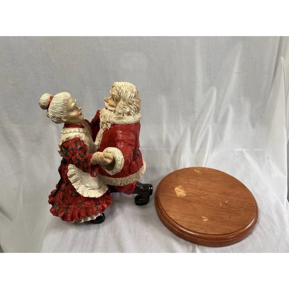 Vintage Figurine Santa & Mrs Clause Dancing Cedar‎ Creek
